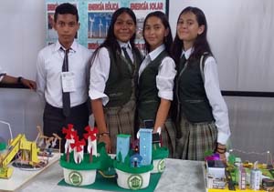 Estudiantes de mediatécnica en laboratorio